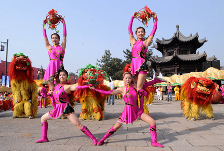 Local residents perform a folk dance before the Beijing Olympic torch starts its relay in Taiyan, Shanxi Province, June 26, 2008. 