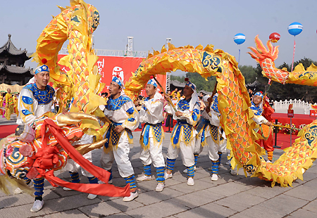 Folk artists perform a dragon dance before the Beijing Olympic torch starts its relay in Taiyan, Shanxi Province, June 26, 2008.