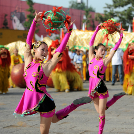 Folk artists perform a dance before the Beijing Olympic torch starts its relay in Taiyan, Shanxi Province, June 26, 2008.