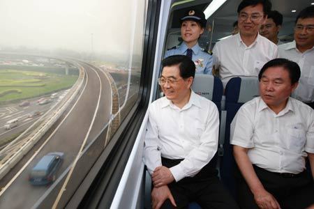 Chinese President Hu Jintao rides on a high-speed train to test Beijing's transport preparations for the upcoming Olympic Games on June 25, 2008. [Photo: Xinhua]