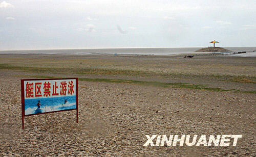 This picture taken on May 23, 2008 shows that the Dalai Lake, the largest fresh water lake in northern China, is running dry.