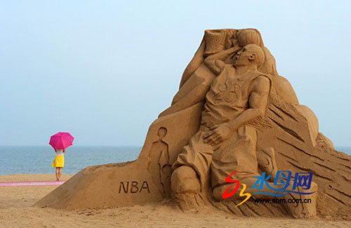 A sand sculpture featuring a NBA basketball player catches people's attention in the 3rd International Sand Sculpture Festival, which kicked off in Haiyang, a coastal city in east China's Shandong province on Thursday, June 26, 2008. [Photo: shm.com.cn]