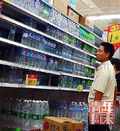 A customer stands in front of the shelves full of mineral water products in this undated photo. [File Photo: Youth Weekend]
