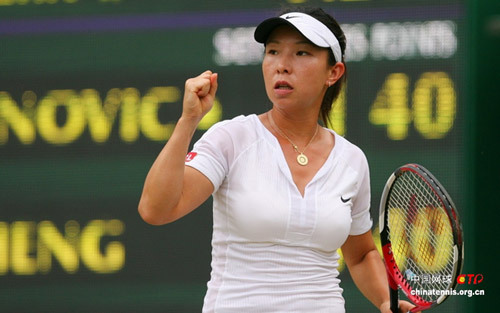 Zheng Jie of China celebrates winning a point during her match against Ana Ivanovic of Serbia at the Wimbledon tennis championships in London June 27, 2008. [Photo: sohu.com]