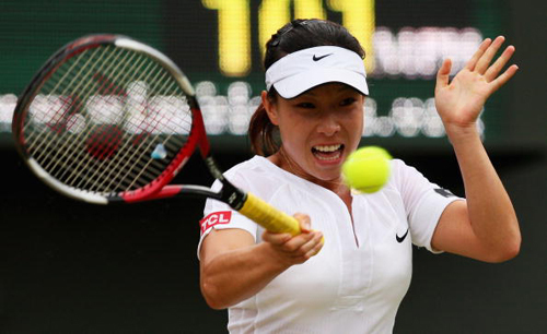 Zheng Jie of China celebrates winning a point during her match against Ana Ivanovic of Serbia at the Wimbledon tennis championships in London June 27, 2008. [Photo: sohu.com]