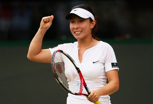 Zheng Jie of China celebrates winning a point during her match against Ana Ivanovic of Serbia at the Wimbledon tennis championships in London June 27, 2008. [Photo: sohu.com]