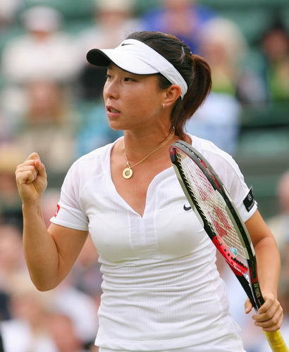 Zheng Jie of China celebrates winning a point during her match against Ana Ivanovic of Serbia at the Wimbledon tennis championships in London June 27, 2008. [Photo: sohu.com]