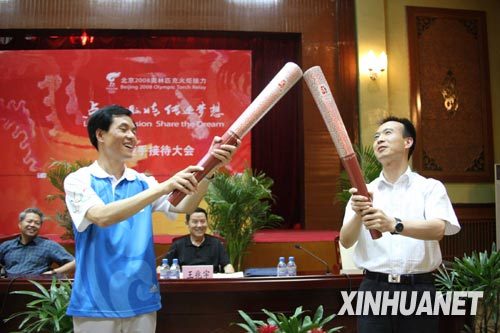 The first torchbearer of Hangtiancheng leg Fei Junlong (R), a hero astronaut, was in the rehearsal of passing the Olympic flame. The torch relay continues in Hangtiancheng (China Jiuquan Satellite Launch Center), Gansu Province, on June 28.
