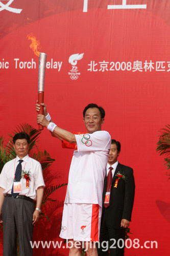 The first torchbearer Zhang Xianliang of the Zhongwei leg on Sunday, June 29, 2008 [Photo: beijing2008.cn]