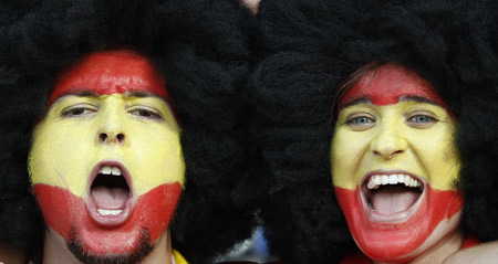 Spanish fans cheer before the Euro 2008 championships final between Germany and Spain in Vienna, Austria, on June 29, 2008. 