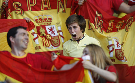 Spanish fans cheer before the Euro 2008 championships final between Germany and Spain in Vienna, Austria, on June 29, 2008.