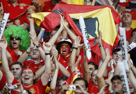 Spanish fans cheer before the Euro 2008 championships final between Germany and Spain in Vienna, Austria, on June 29, 2008. 