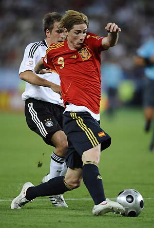 Spain&apos;s Fernando Torres (Front) controls the ball during the Euro 2008 championships final between Germany and Spain in Vienna, Austria, on June 29, 2008. (Xinhua/Guo Yong)