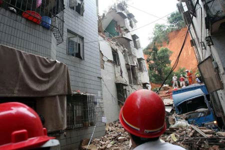 Six people are killed in the landslides triggered by the torrential rains in Shenzhen city of China's southern Guangdong Province on Sunday, June 29, 2008. [Photo: dayoo.com]