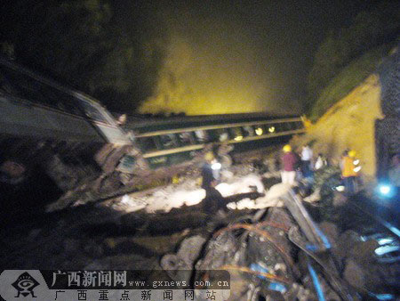 广州开往重庆列车在广西脱轨7人受伤(图)