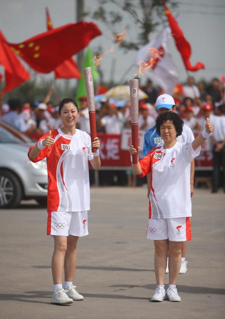 Photo: Torchbearers give thumbs-up