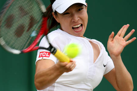 China's Zheng Jie returns the ball to Hungary's Agnes Szavay in the fourth round match of the women's singles at the Wimbledon Tennis Championships in London, capital of England, on June 30, 2008. Zheng Jie won 2-0 and advanced into the quarterfinal.
