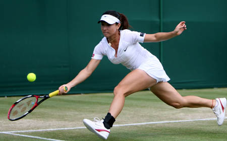 China's Zheng Jie returns the ball to Hungary's Agnes Szavay during the fourth round match of the women's singles at the Wimbledon Tennis Championships in London, capital of England, on June 30, 2008. Zheng Jie won 2-0 and advanced into the quarterfinal.