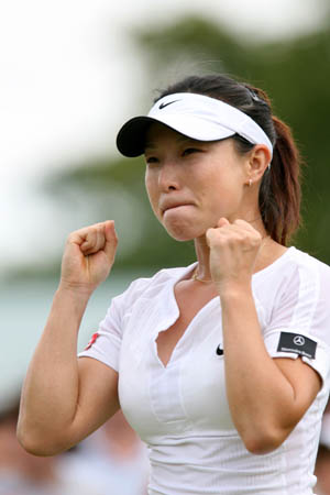 China's Zheng Jie celebrates her victory over Hungary's Agnes Szavay in the fourth round match of the women's singles at the Wimbledon Tennis Championships in London, capital of England, on June 30, 2008. Zheng Jie won 2-0 and advanced into the quarterfinal.