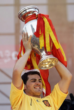 Spain's soccer captain Iker Casille lifts the Euro 2008 trophy at Madrid's Colon square June 30, 2008.(Xinhua/Reuters Photo) 