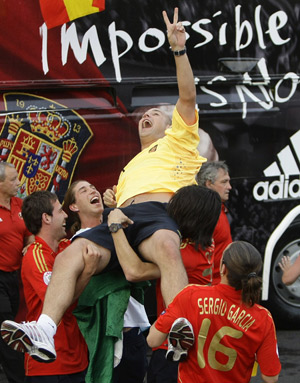 Spain's goalkeeper Jose Reina is lifted by team mates as they celebrate winning the Euro 2008 soccer championship at Madrid's Colon square June 30, 2008.(Xinhua/Reuters Photo)