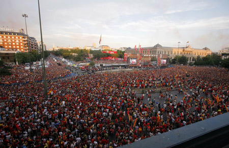 Soccer fans gather to celebrate Spain's victory in the Euro 2008 soccer tournament in central Madrid June 30, 2008.(Xinhua/Reuters Photo) 