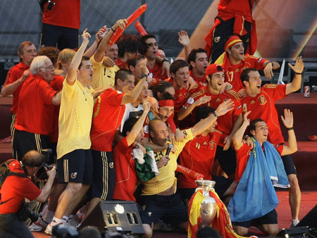 Members of Spain's national soccer team celebrate their Euro 2008 soccer tournament victory on a stage at Madrid's Colon square June 30, 2008.(Xinhua/Reuters Photo)