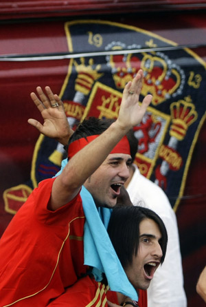 Spain's David Villa (L) and Ruben de la Red celebrate winning the Euro 2008 soccer championship at Madrid's Colon square June 30, 2008.(Xinhua/Reuters Photo) 