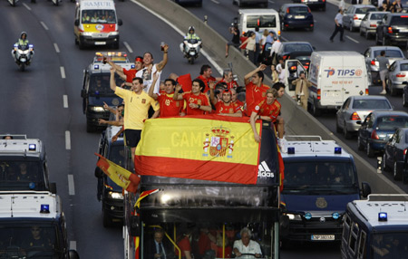 Members of Spain's national soccer team wave to the crowd from the top of a bus as they celebrate winning the Euro 2008 soccer tournament, in Madrid June 30, 2008.(Xinhua/Reuters Photo)