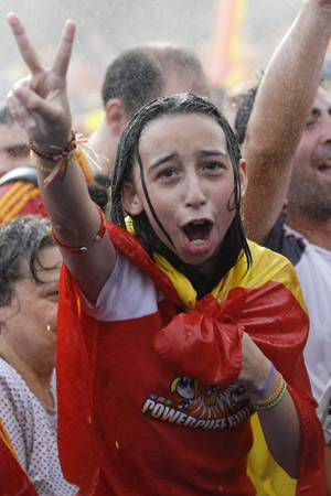 A soccer fan celebrates Spain's victory in the Euro 2008 soccer tournament as she waits for the arrival of the national team in central Madrid June 30, 2008.(Xinhua/Reuters Photo)