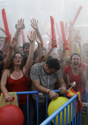 Soccer fans wait for the arrival of Spain's national soccer team in central Madrid June 30, 2008, to celebrate their victory in the Euro 2008 soccer tournament.(Xinhua/Reuters Photo)