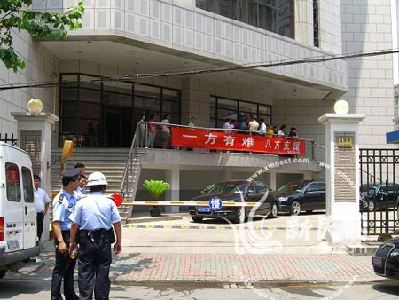 歹徒闯入上海闸北公安分局捅伤9名民警(组图)