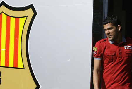 Former Sevilla's soccer player Daniel Alves of Brazil arrives to Barcelona office before his official presentation at Nou Camp stadium in Barcelona July 1, 2008. Sevilla said goodbye to Brazil full back Alves on Tuesday ahead of the 25-year-old completing his transfer to Primera Liga rivals Barcelona.(Xinhua/Reuters Photo)