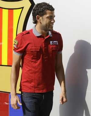 Former Sevilla's soccer player Daniel Alves of Brazil arrives to Barcelona office before his official presentation at Nou Camp stadium in Barcelona July 1, 2008. Sevilla said goodbye to Brazil full back Alves on Tuesday ahead of the 25-year-old completing his transfer to Primera Liga rivals Barcelona.(Xinhua/Reuters Photo)