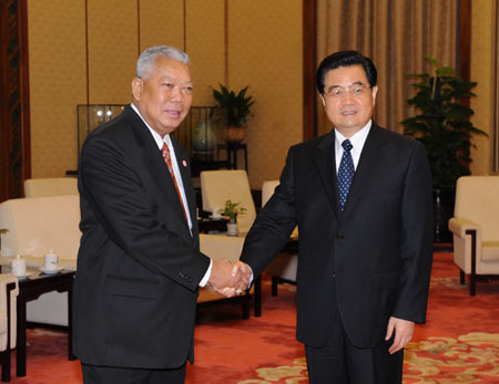 Chinese President Hu Jintao (R) shakes hands with Thai Prime Minister Samak Sundaravej at the Great Hall of the People in Beijing, capital of China, July 1, 2008. Samak arrived in Beijing on Monday for a four-day official visit to China.