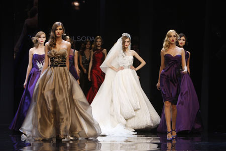 Models present creations by Lebanese designer Basil Soda during his haute couture autumn-winter 2008-2009 show in Paris July 1, 2008.