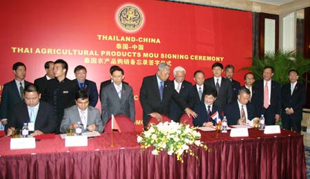 Thai Prime Minister Samak Sundaravej (C) attends a memorandum signing ceremony in Guangzhou, capital of south China's Guangdong Province, July 2, 2008. Two Chinese companies agreed here on Wednesday to import 420 million U.S. dollars worth of rubber products and fruits from Thailand. (Xinhua/Wang Pan Photo)