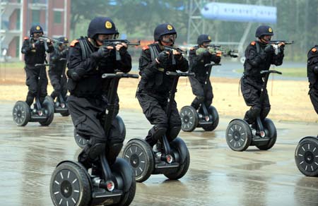 Members of China's armed police demonstrate a rapid deployment during an anti-terrorist drill held in Jinan, capital of east China's Shandong Province July 2, 2008, roughly one month ahead of the Beijing Olympics.(Xinhua/Fan Changguo Photo)