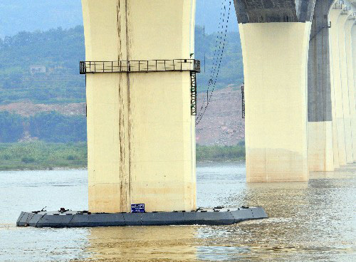One pier of the Yichang-Wanzhou Yangtze River bridge is installed with a set of floating bump-shielding apparatus, as shown in this photo taken on Thursday, July 3, 2008. The bridge is located in Yichang in central China's Hubei Province. [Photo: Xinhua]