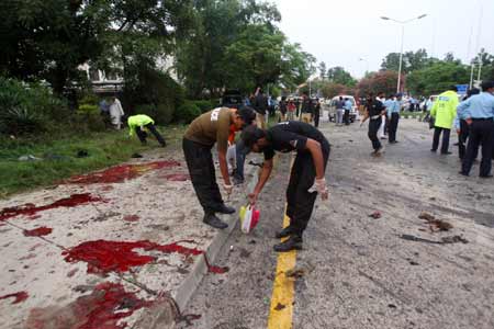 At least ten policemen were killed in a blast in Pakistani capital Islamabad on Sunday evening, local TV channels reported.