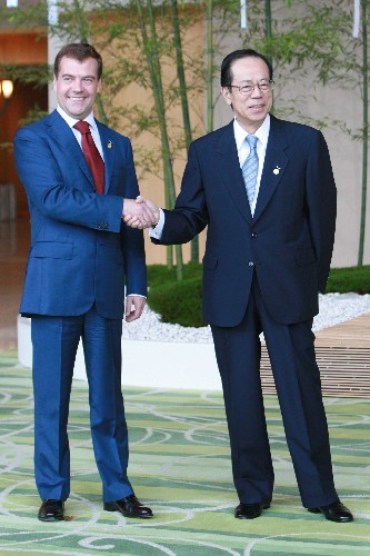 Japanese Prime Minister Yasuo Fukuda (R) shakes hands with Russian President Dmitry Medvedev during a greeting ceremony hosted by Fukuda on the first official day of the G8 Hokkaido Toyako Summit, at Lake Toyoko in Hokkaido Prefecture, northern Japan, July 7, 2008. (Xinhua Photo)