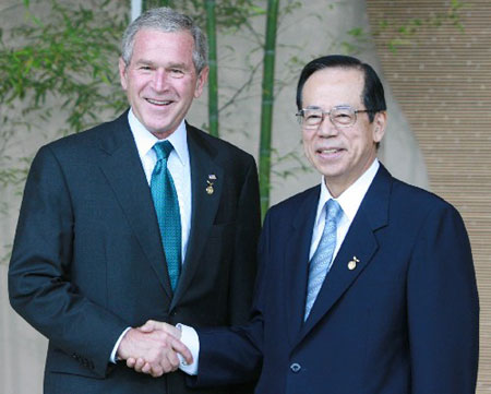 Prime Minister Yasuo Fukuda (R) shakes hands with U.S. President George W. Bush in a greeting ceremony hosted by Fukuda in the first official day of the G8 Hokkaido Toyako Summit, at Lake Toyoko, Hokkaido Prefecture, northern Japan，July 7, 2008. (Xinhua Photo)
