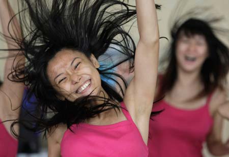 About 600 cheerers and dancers practice for the upcoming 2008 Beijing Olympics and Paralympics in Dachang County, Hebei Province, on July 4, 2008.