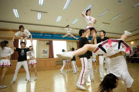 About 600 cheerers and dancers practice for the upcoming 2008 Beijing Olympics and Paralympics in Dachang County, Hebei Province, on July 4, 2008.