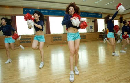 About 600 cheerers and dancers practice for the upcoming 2008 Beijing Olympics and Paralympics in Dachang County, Hebei Province, on July 4, 2008.