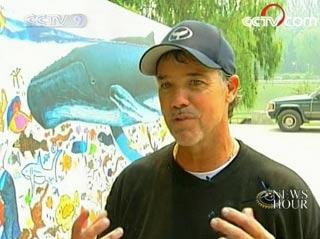 Hundreds of Beijing schoolchildren have joined US marine life artist Robert Wyland to paint a mural celebrating the natural environment. 