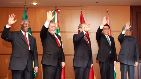 Chinese President Hu Jintao (2nd R) pose for photos with Indian Prime Minister Manmohan Singh (1st R), Mexican President Felipe Calderon (C), Brazilian President Luis Inacio Lula da Silva (2nd L) and South African President Thabo Mvuyelwa Mbeki before their meeting in Sapporo, northern Japan, July 8, 2008.
