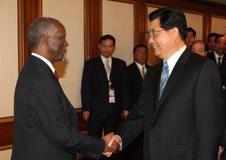 Chinese President Hu Jintao (R) meets with South African President Thabo Mvuyelwa Mbeki in Sapporo, northern Japan, July 8, 2008.
