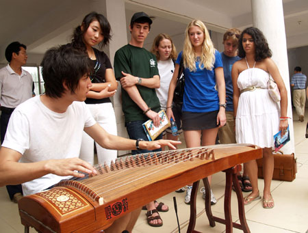 A 12 members USA President Awardee Students Delegation get experience of finger-fiddling traditional Chinese stringed music instrument of Zheng, at local senior high school in Ruyang, central China's Henan Province, July 8, 2008. The delegation plan a half month trip to cities of Beijing, Xi'an, Luoyang, etc, to have interactive communion with their Chinese peer students and better understand Chinese culture.