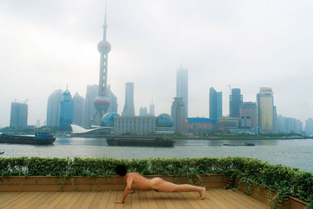 Guangdong TV host Ou Zhihang does pushups in Pudong, Shanghai. He said in his blog: 'I love my country, I also love my body. I contrast my tiny body with the 'miracle of the world' through the popular exercise -- pushup.' (Photo: Ou Zhihang blog)